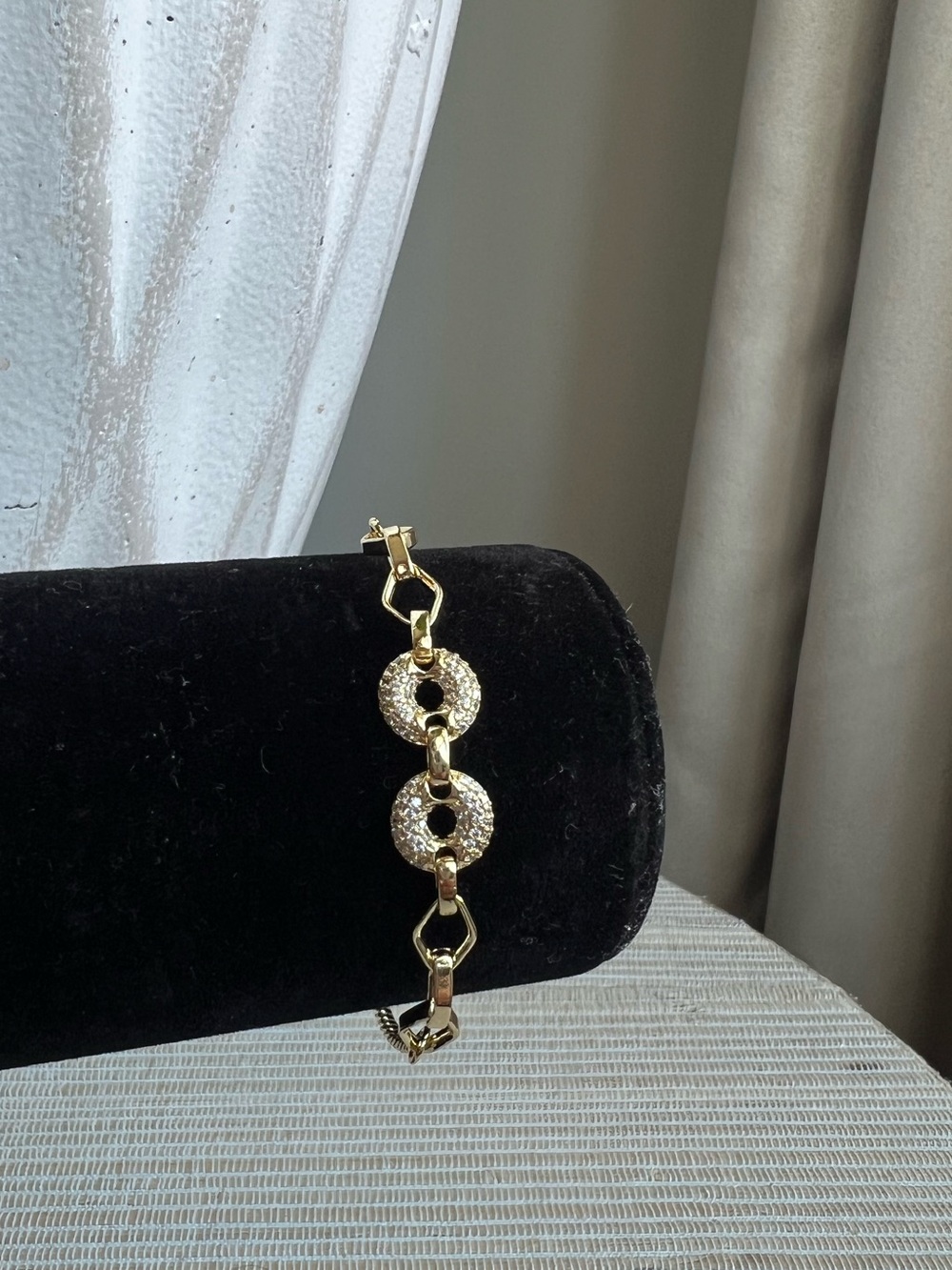 pavé Circle centerpiece witha accents gold bracelet